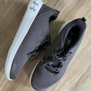 Youth under armour tennis shoe